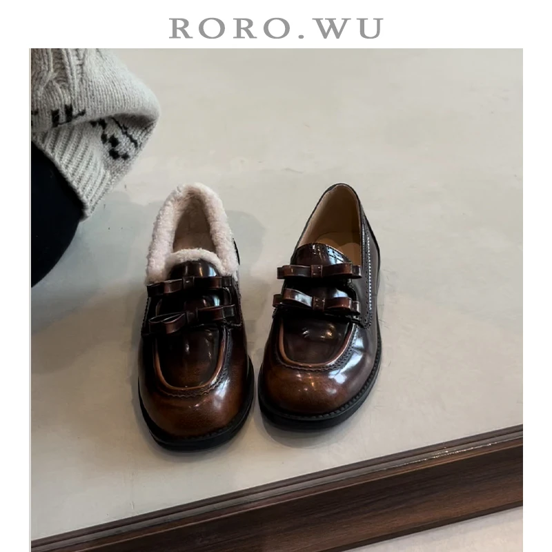 娆娆吴·开边珠牛皮复古加绒蝴蝶结毛毛鞋秋冬新款粗跟单鞋女E72