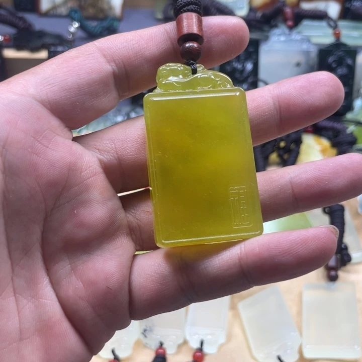 蛇纹石玉合金颈饰李**?