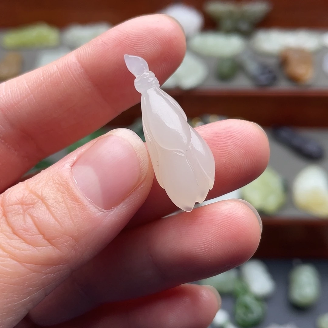 和田玉未镶嵌颈饰冰粉玉兰花吊坠