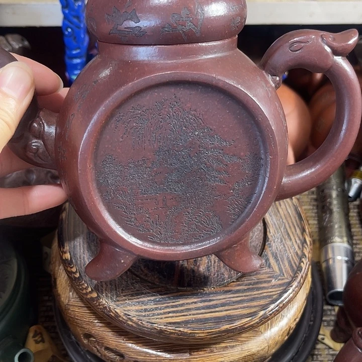 茶壶紫砂原矿泥料手工制作的一把紫砂壶。