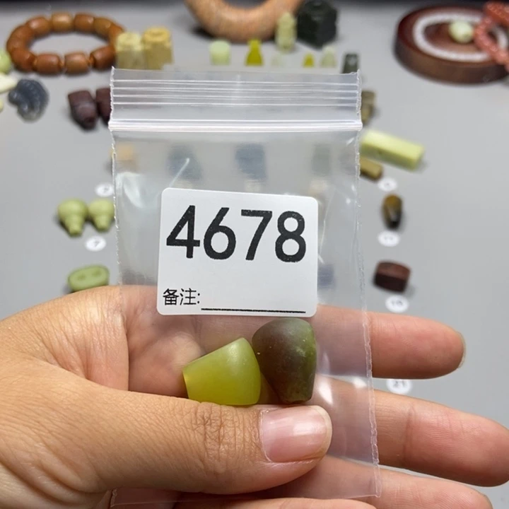 一***耐未镶嵌蛇纹石玉颈饰