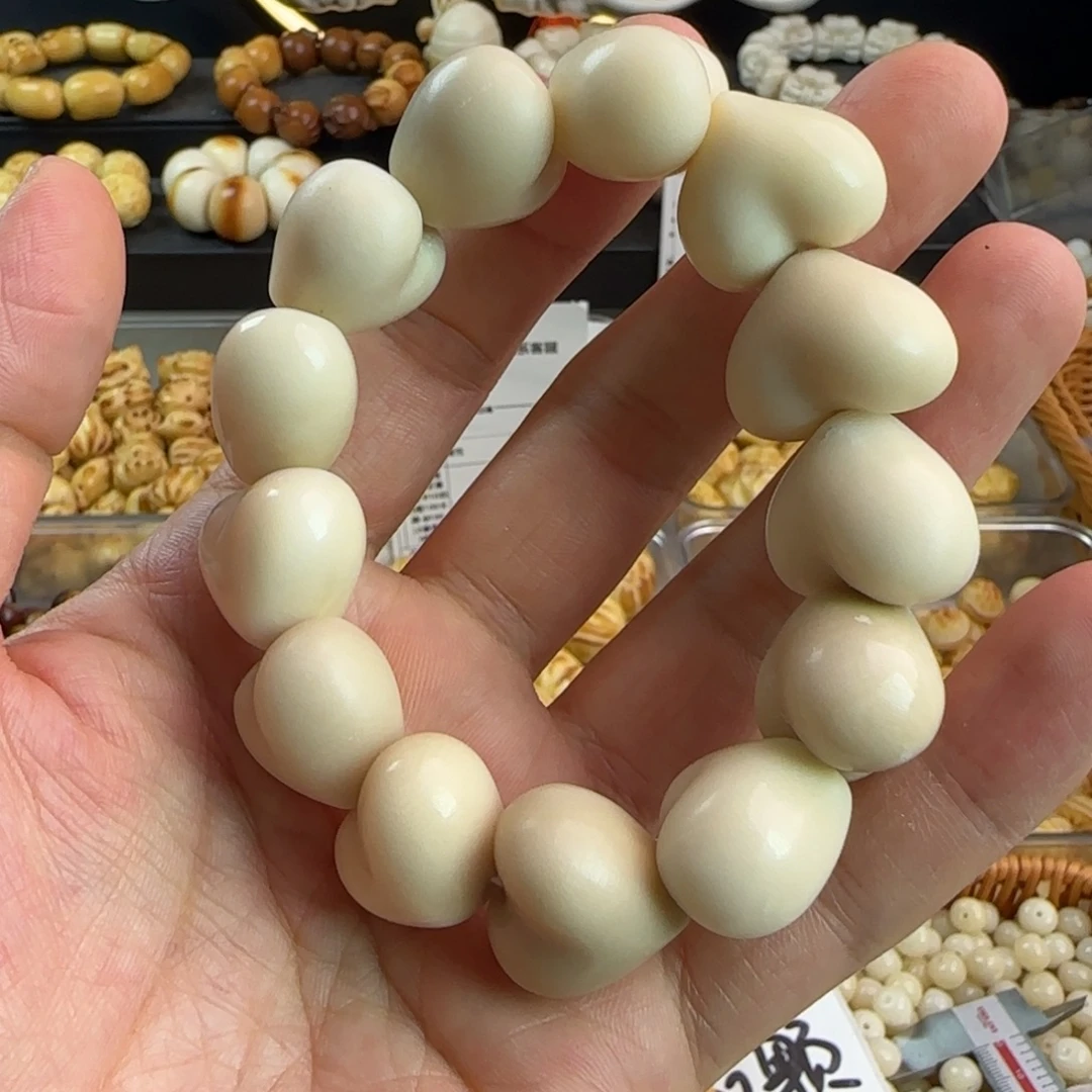 吊坠菩提根/象牙果瑕疵爱心手串一条（孔道有裂）