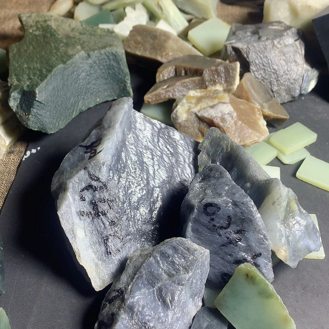 和田玉（糖玉）珠宝半成品足铂镶嵌?***