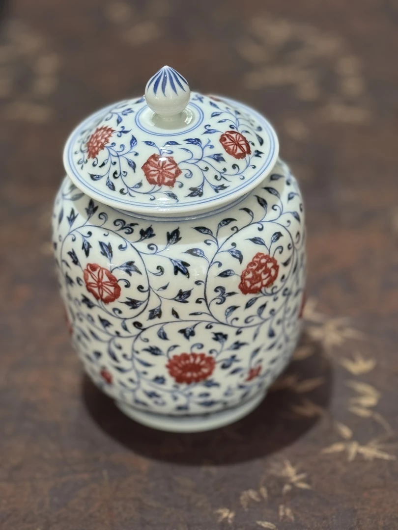青花釉里红缠枝花卉纹茶叶罐