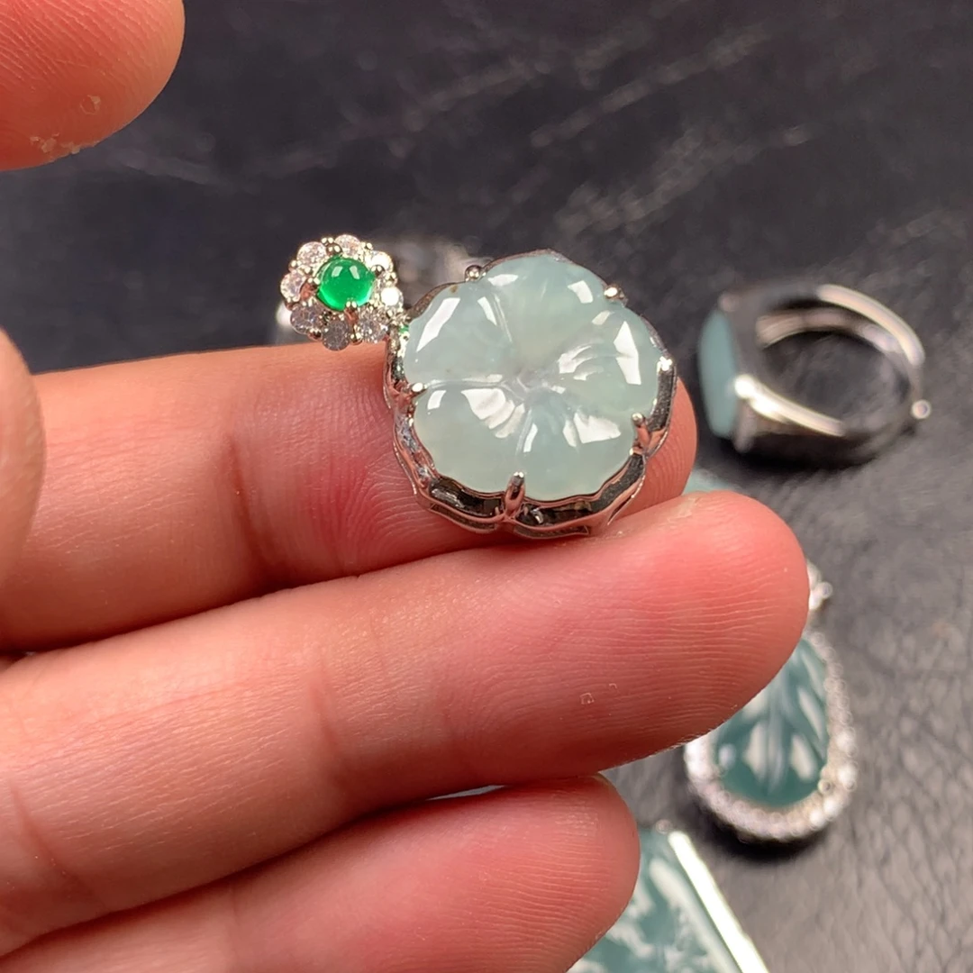 翡翠未镶嵌颈饰有钱花