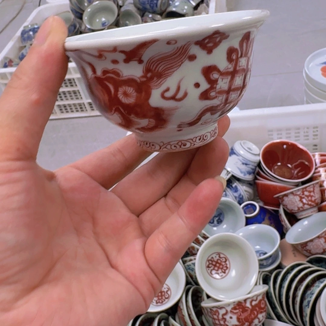 瓷片釉里红狮子大压手杯景德镇