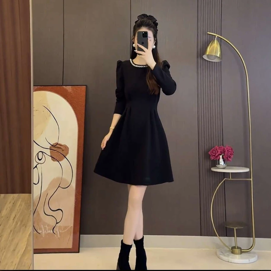 大码胖mm千金风黑色长袖连衣裙A字显瘦赫本小黑裙气质烫钻打底裙
