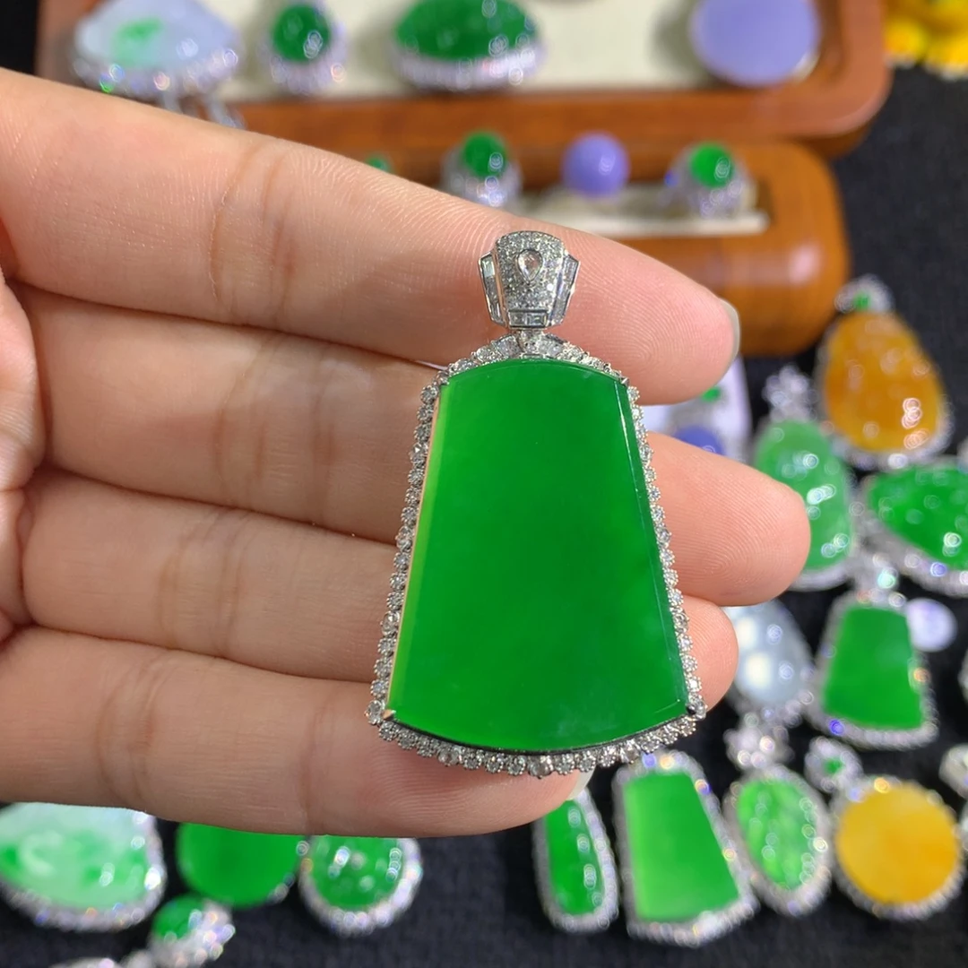 常***厂翡翠18K金镶嵌颈饰