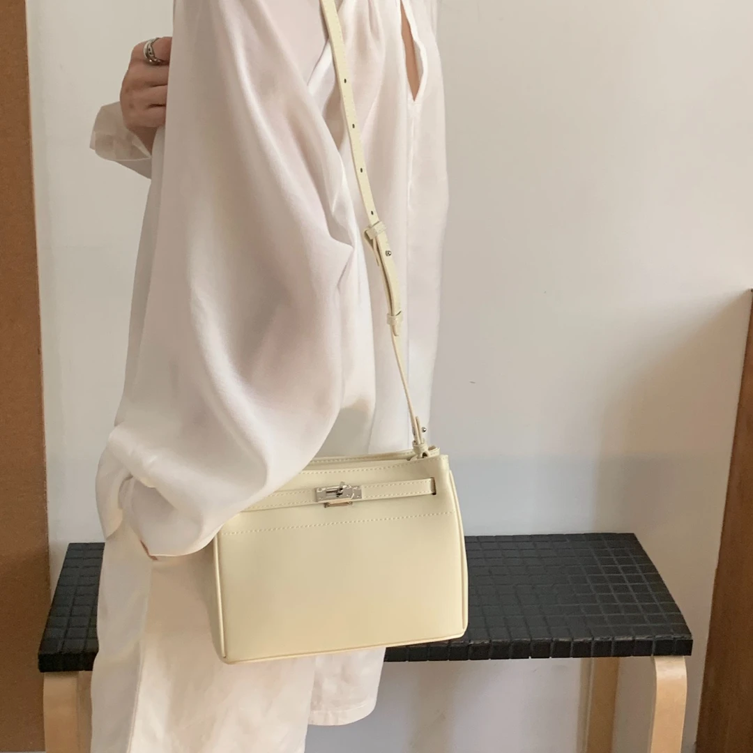 便携式ins锁扣单肩斜跨包腋下单肩小包包洋气纯色牛皮女包