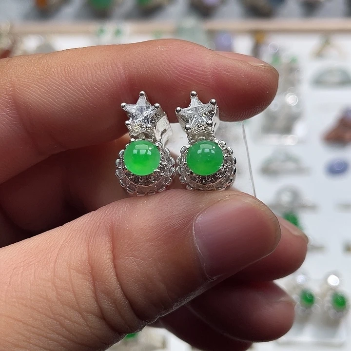 翡翠配石果阳绿耳钉铜托