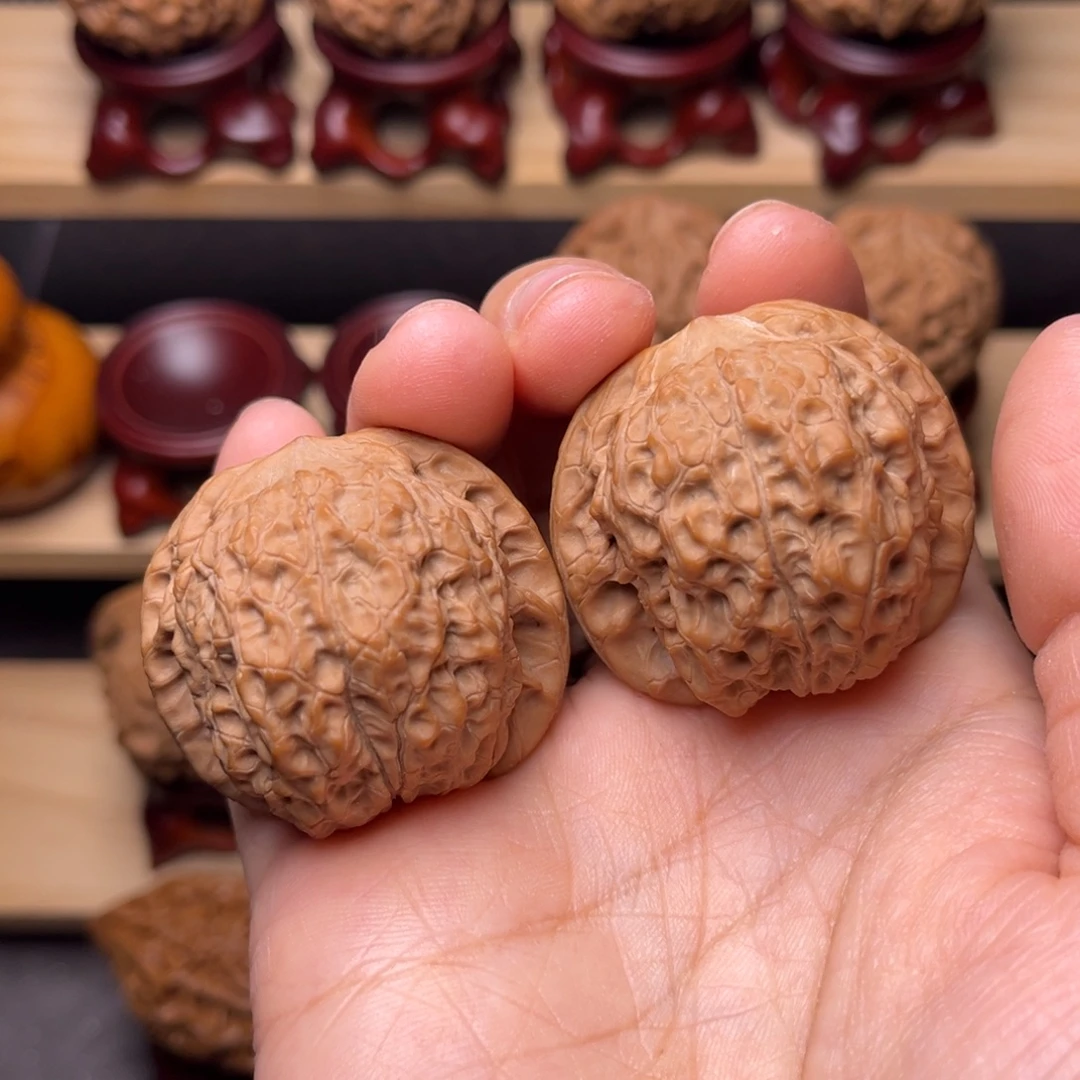 文玩核桃吊坠血麒麟