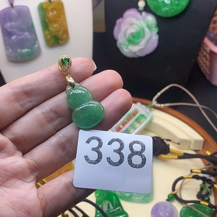 翡翠未镶嵌吊坠(赠链)