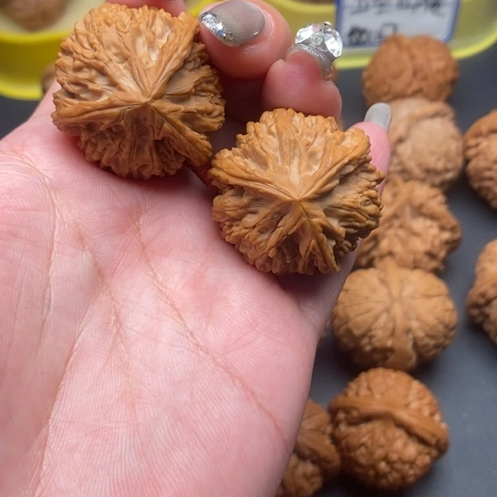 文玩核桃吊坠三棱