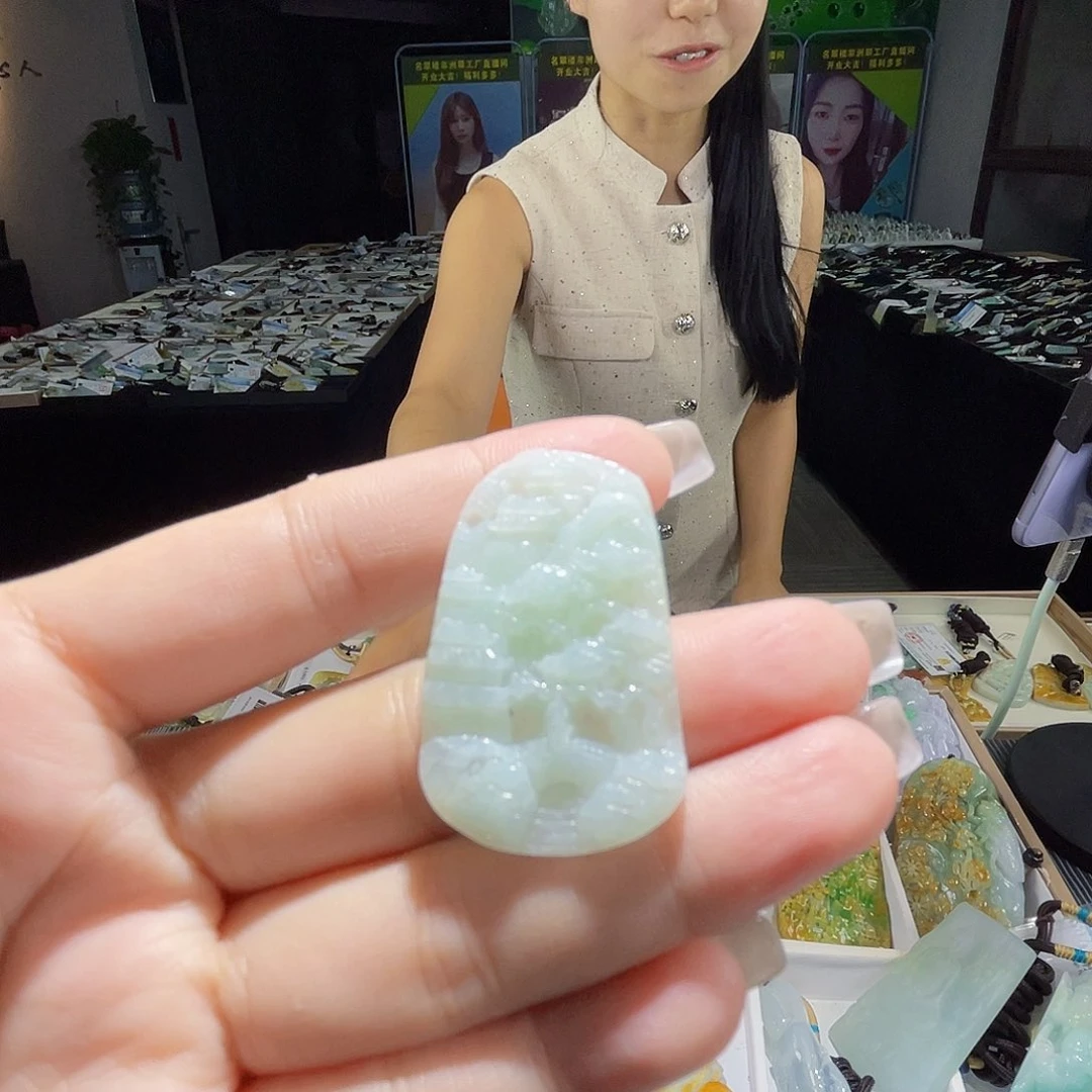 颈饰未镶嵌翡翠一个