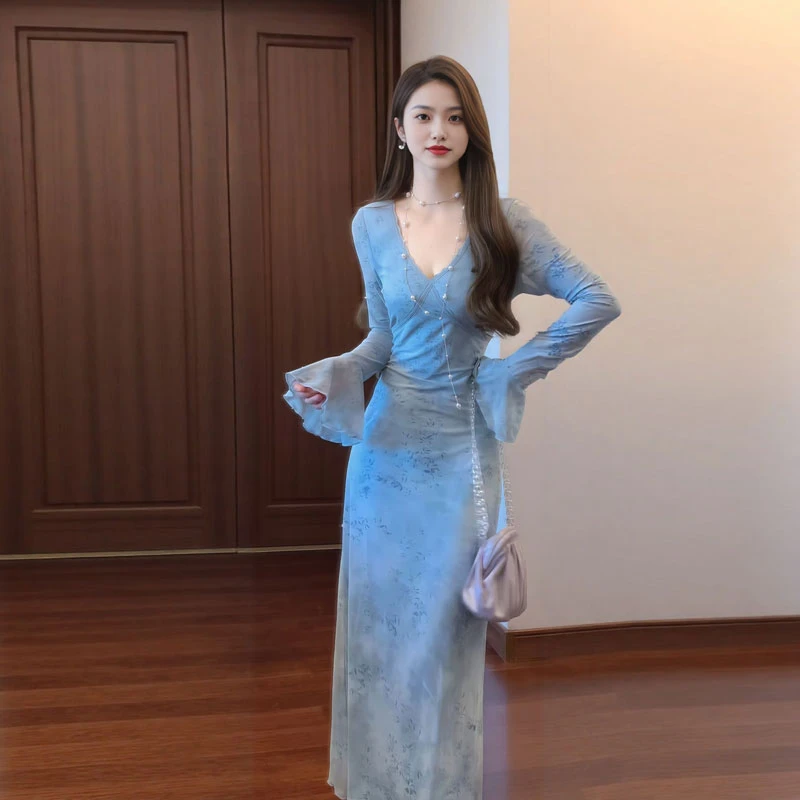 法式高级感超好看V领喇叭袖连衣裙轻熟小众不撞款裙子2025年秋季