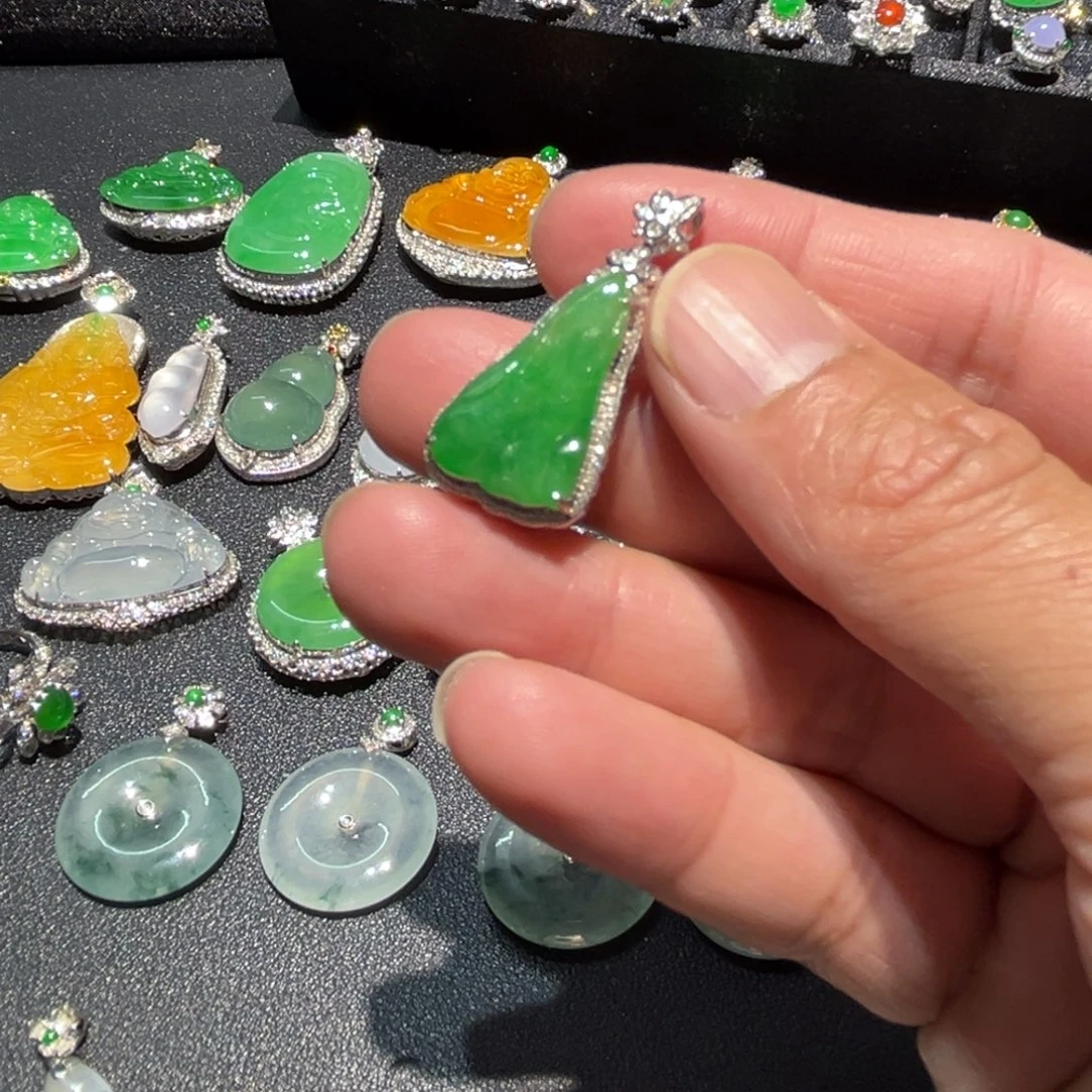 翡翠18K金镶嵌颈饰缅甸翡翠