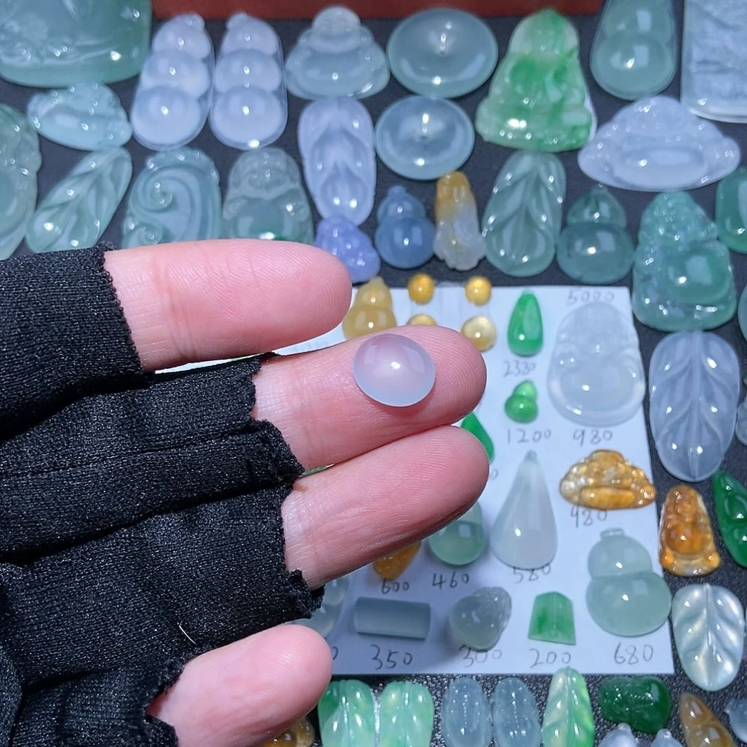 翡翠颈饰未镶嵌白冰蛋面