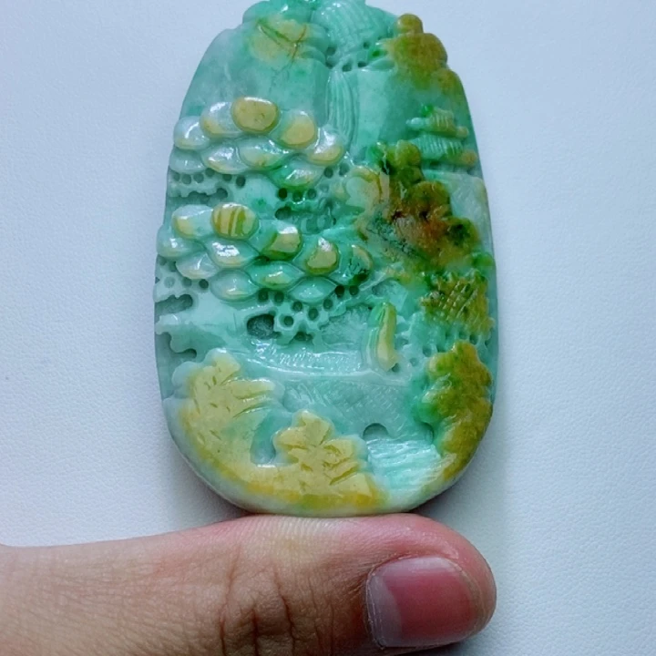 翡翠未镶嵌颈饰山水