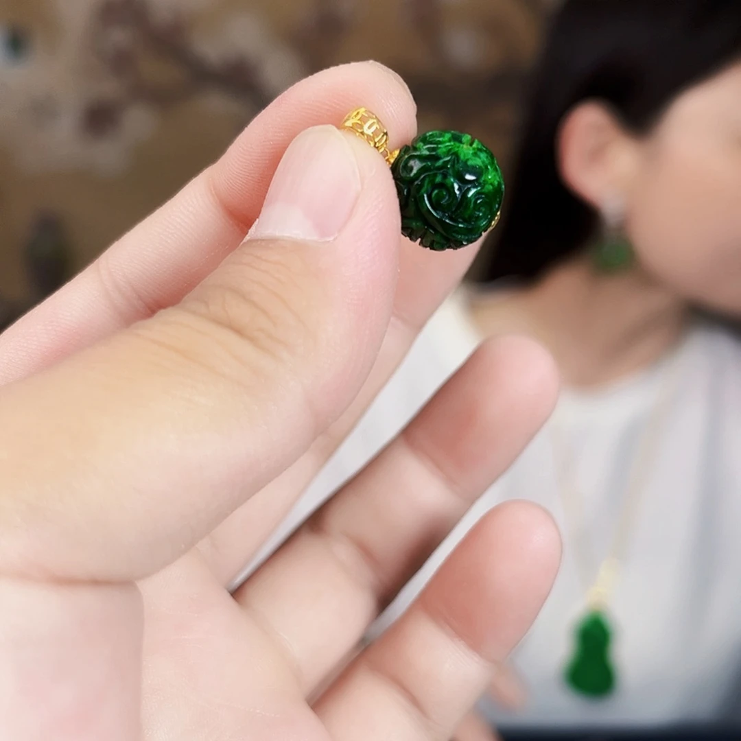 翡翠18K金镶嵌颈饰吊坠