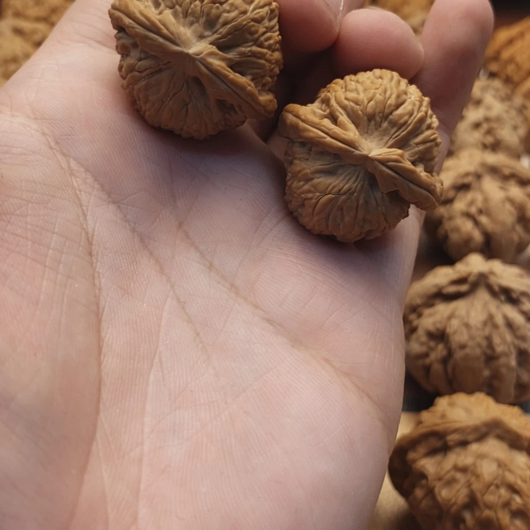 文玩核桃吊坠白狮子