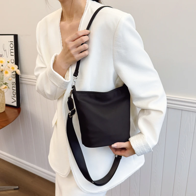 高级感包包女2025新款复古尼龙布水桶包高级感简约百搭单肩斜挎包