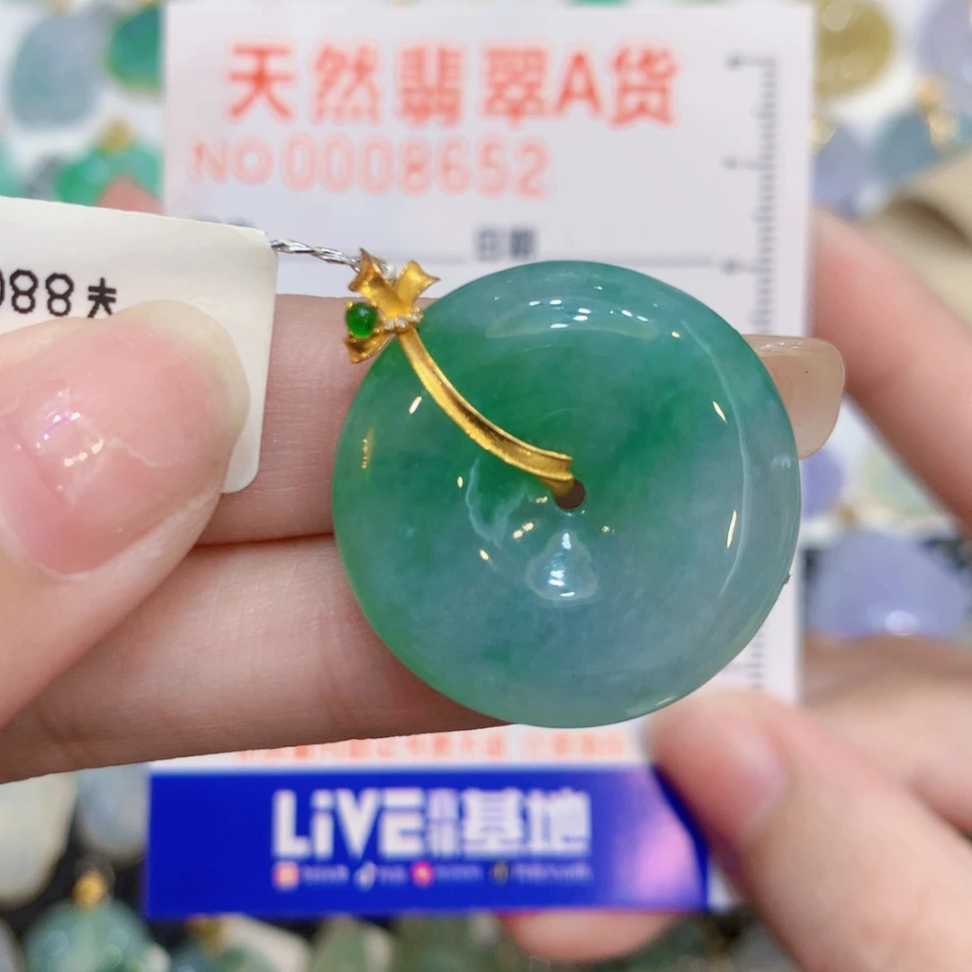 翡翠18K金镶嵌颈饰扣