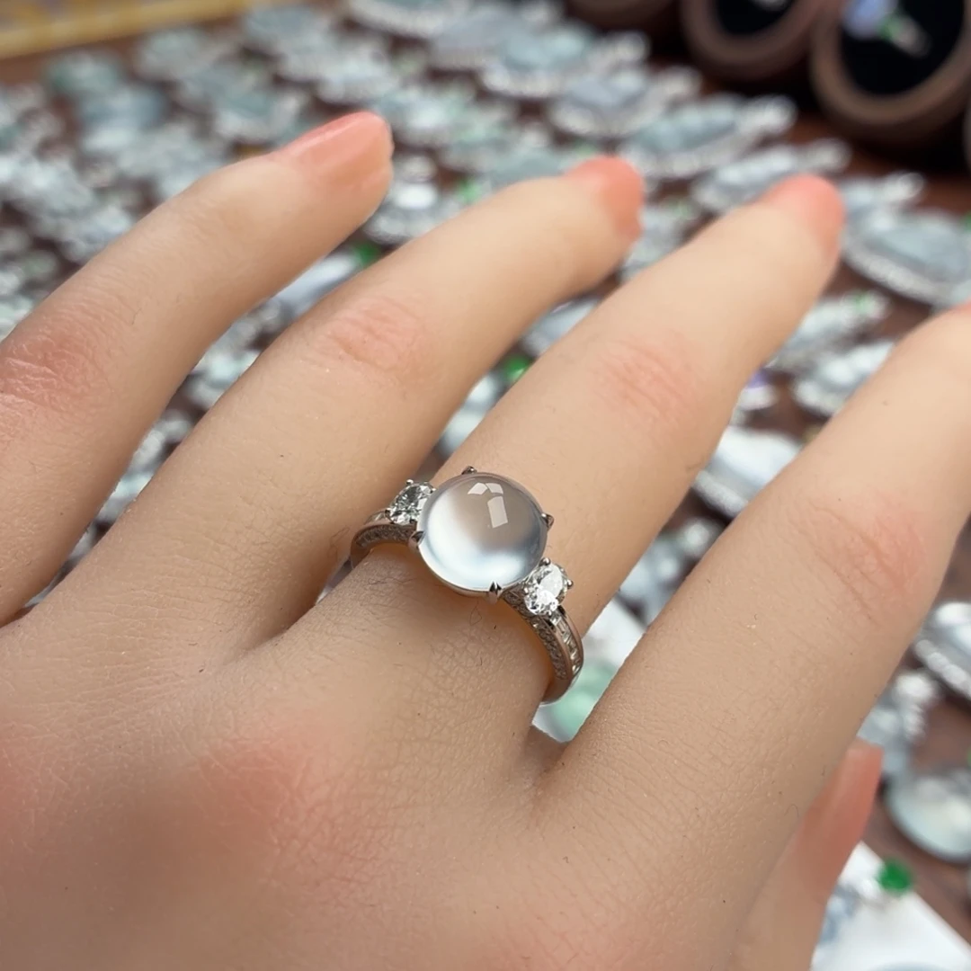 翡翠18K金镶嵌颈饰蛋面戒指