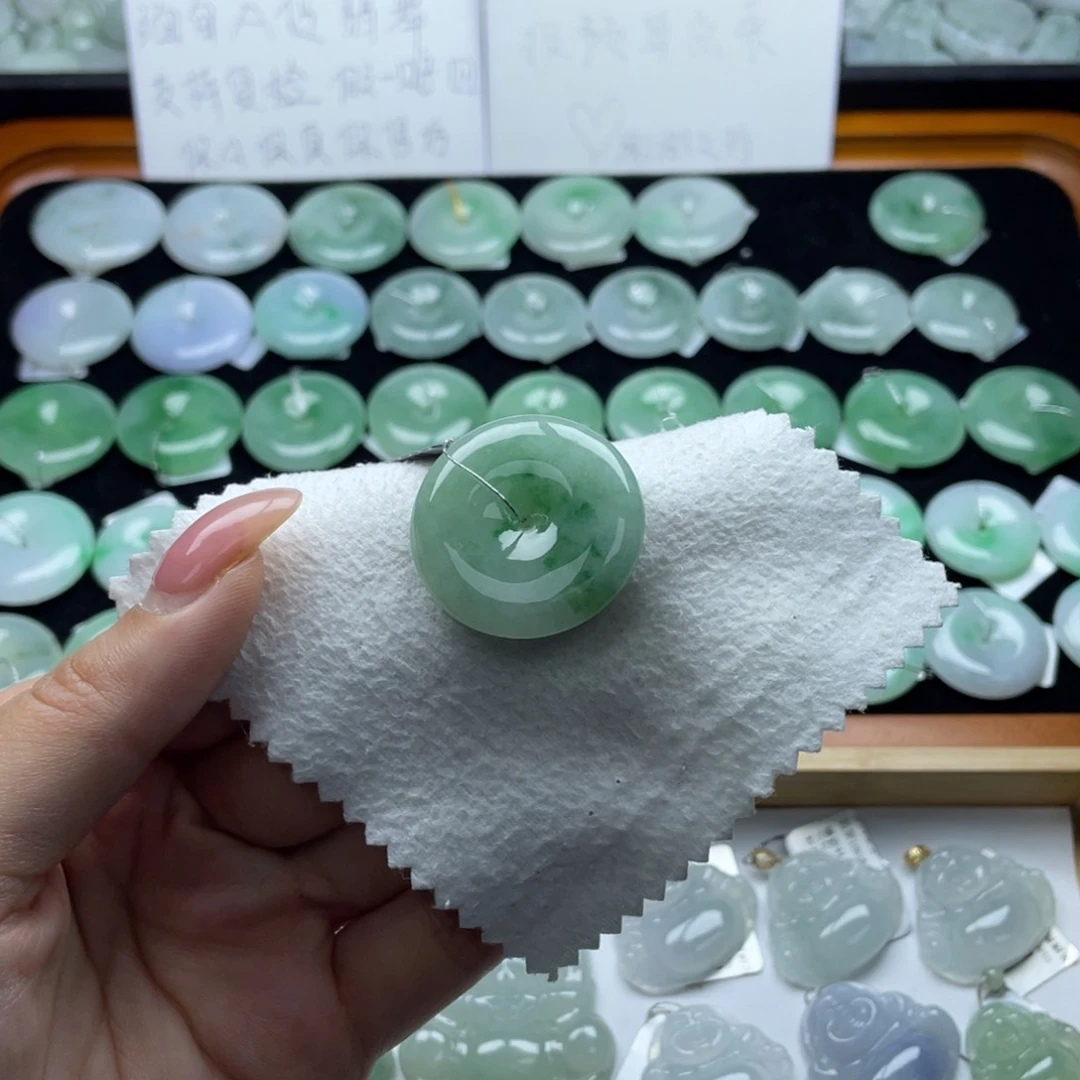 翡翠颈饰未镶嵌平安扣