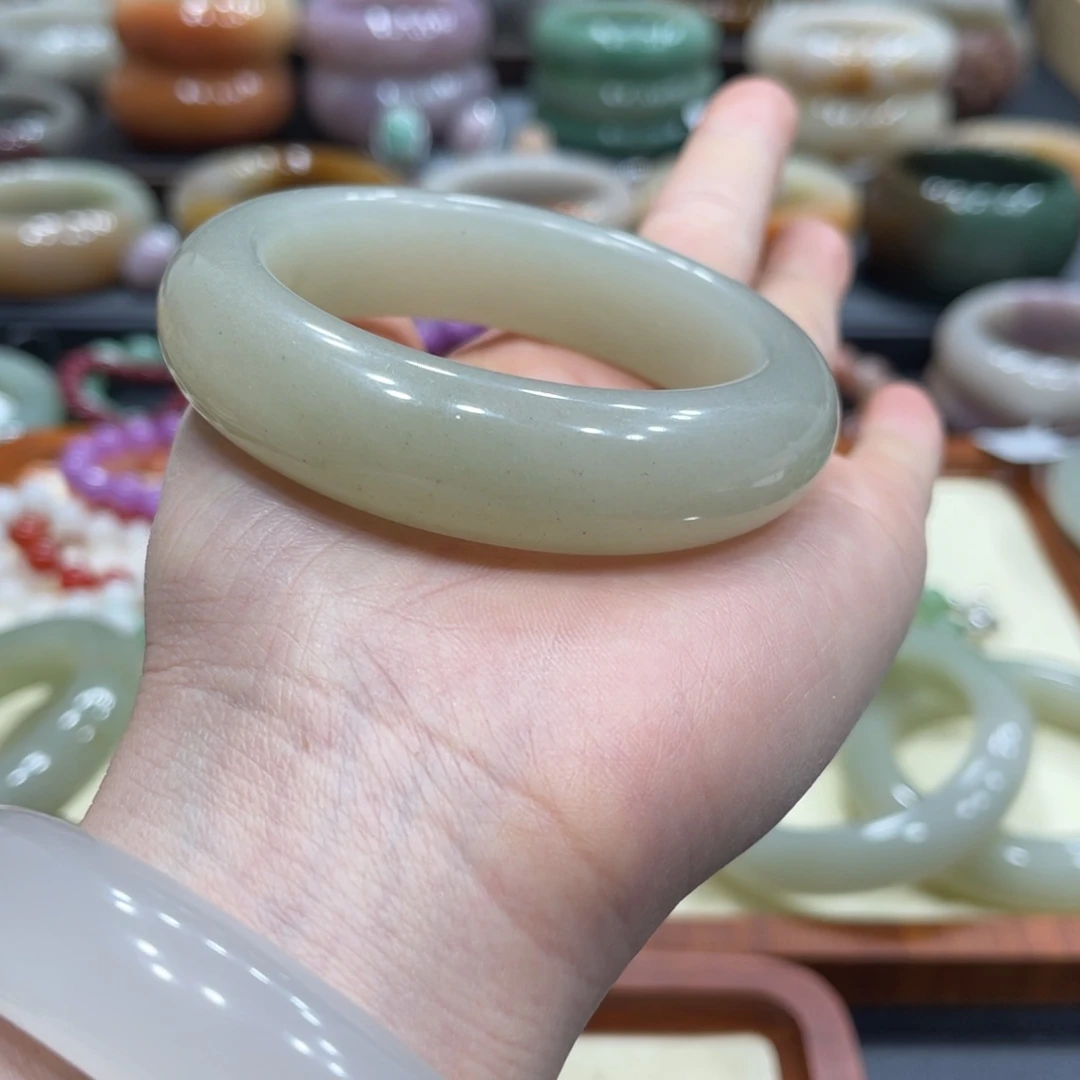 石英质玉手镯未镶嵌沫