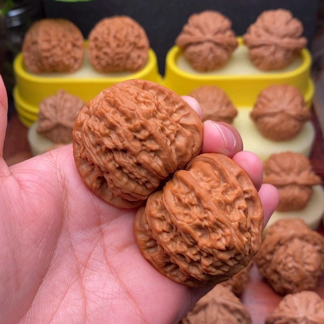 吊坠文玩核桃42“红皮”全品球白“漏”