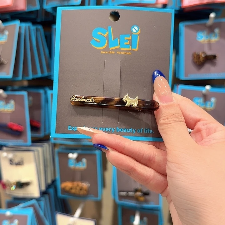 棕色小狗豹纹那大鸭嘴