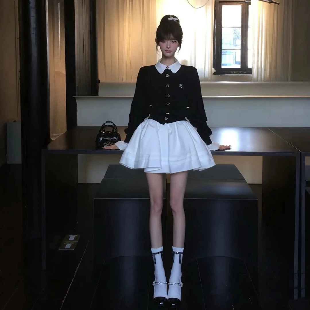 撞色拼接假两件针织开衫搭配木耳边百褶裙的秋季女款穿搭