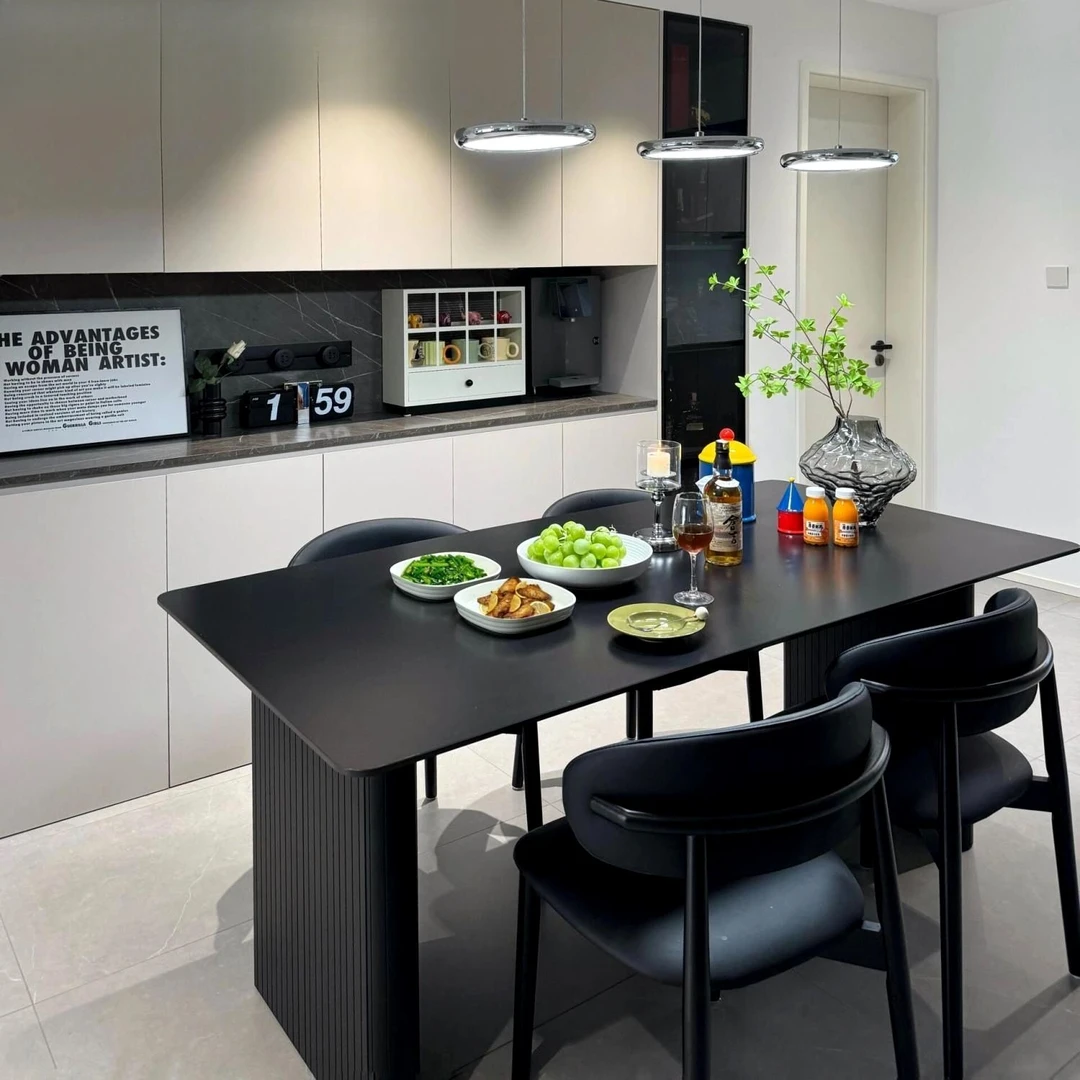 现代轻奢黑色岩板餐桌椅餐桌组合意式家用饭桌长方形小户型简约