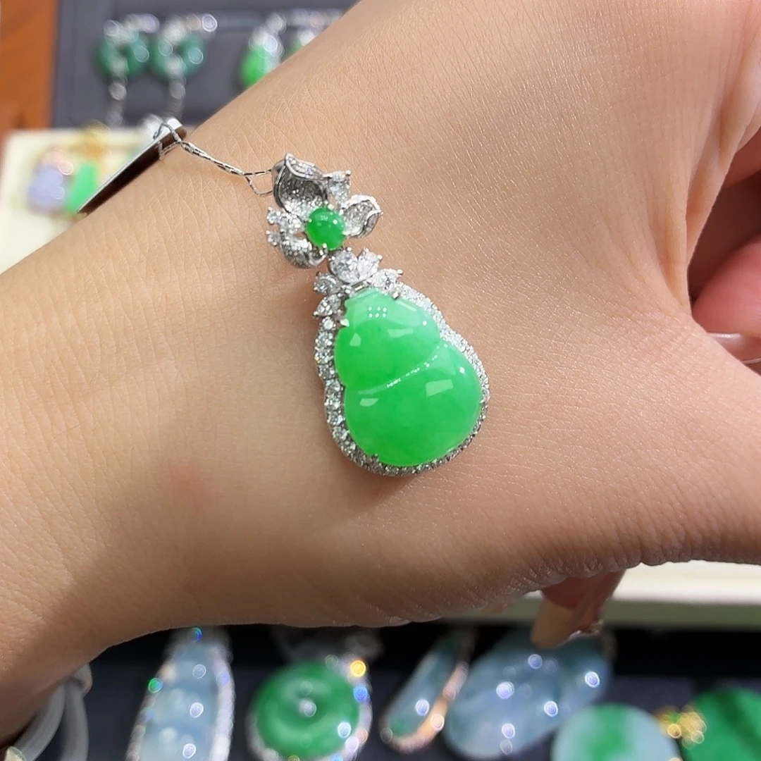 翡翠18K金镶嵌颈饰