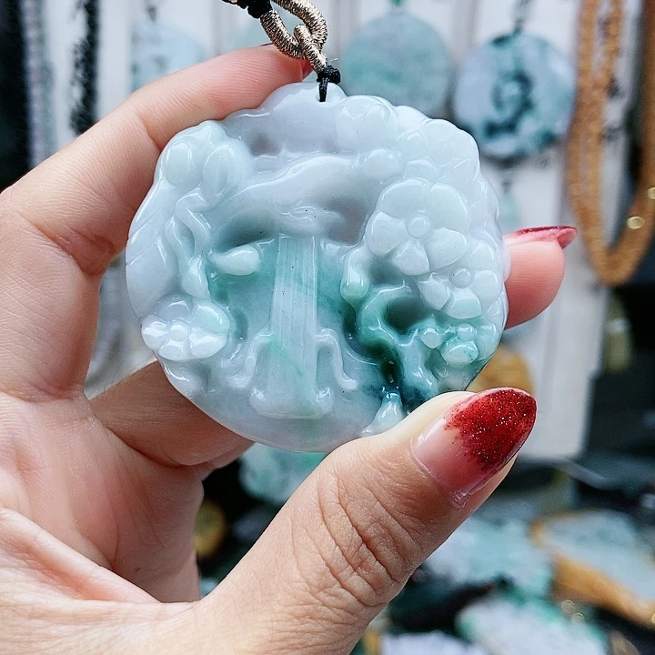 颈饰足铂镶嵌翡翠翡翠