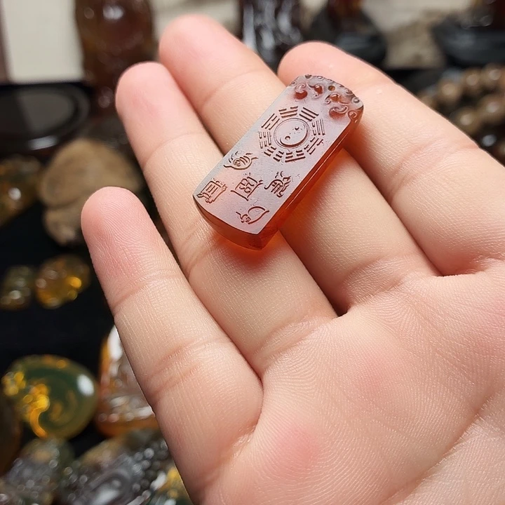 琥珀未镶嵌颈饰..