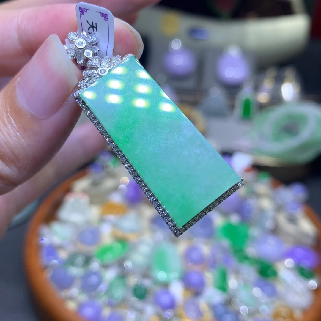 颈饰18K金镶嵌翡翠