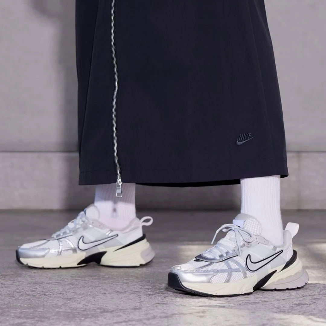 NIKE/耐克【耐克NIKE】女子白灰银V2K RUN经典时尚运动鞋 FD0736100