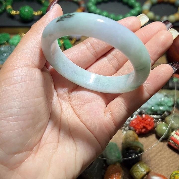 翡翠手镯未镶嵌翡翠手镯