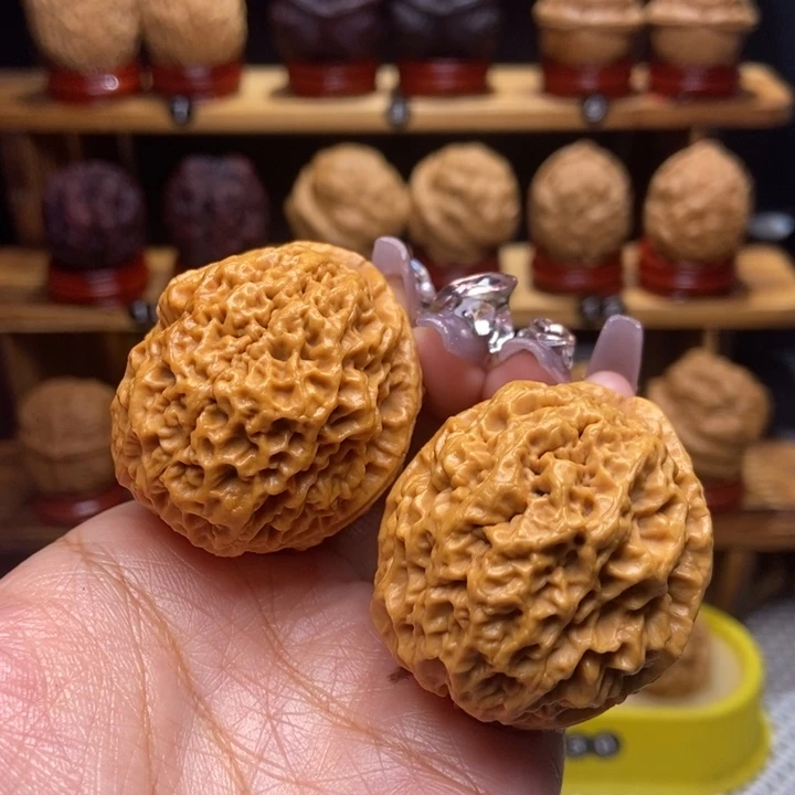 文玩核桃吊坠铁绣球25