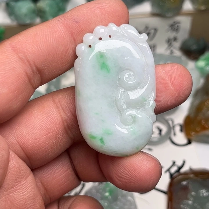 翡翠未镶嵌颈饰如意