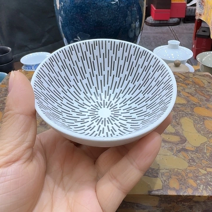 定瓷杯一个，瓷。。。品茗