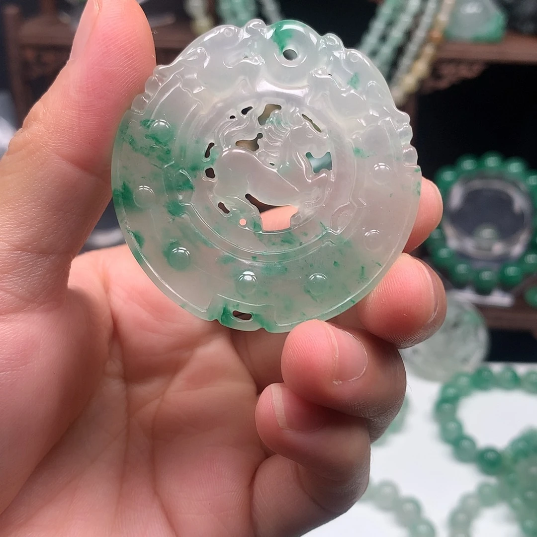 颈饰未镶嵌石英质玉
