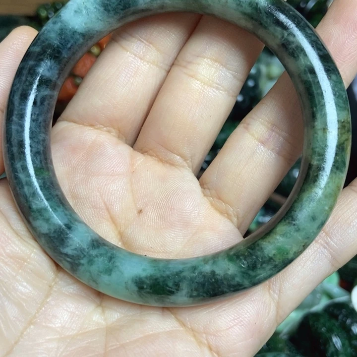 翡翠散珠长**缘手镯一条