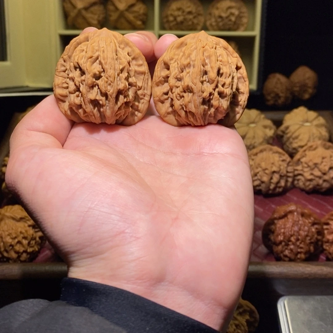 文玩核桃吊坠虎头