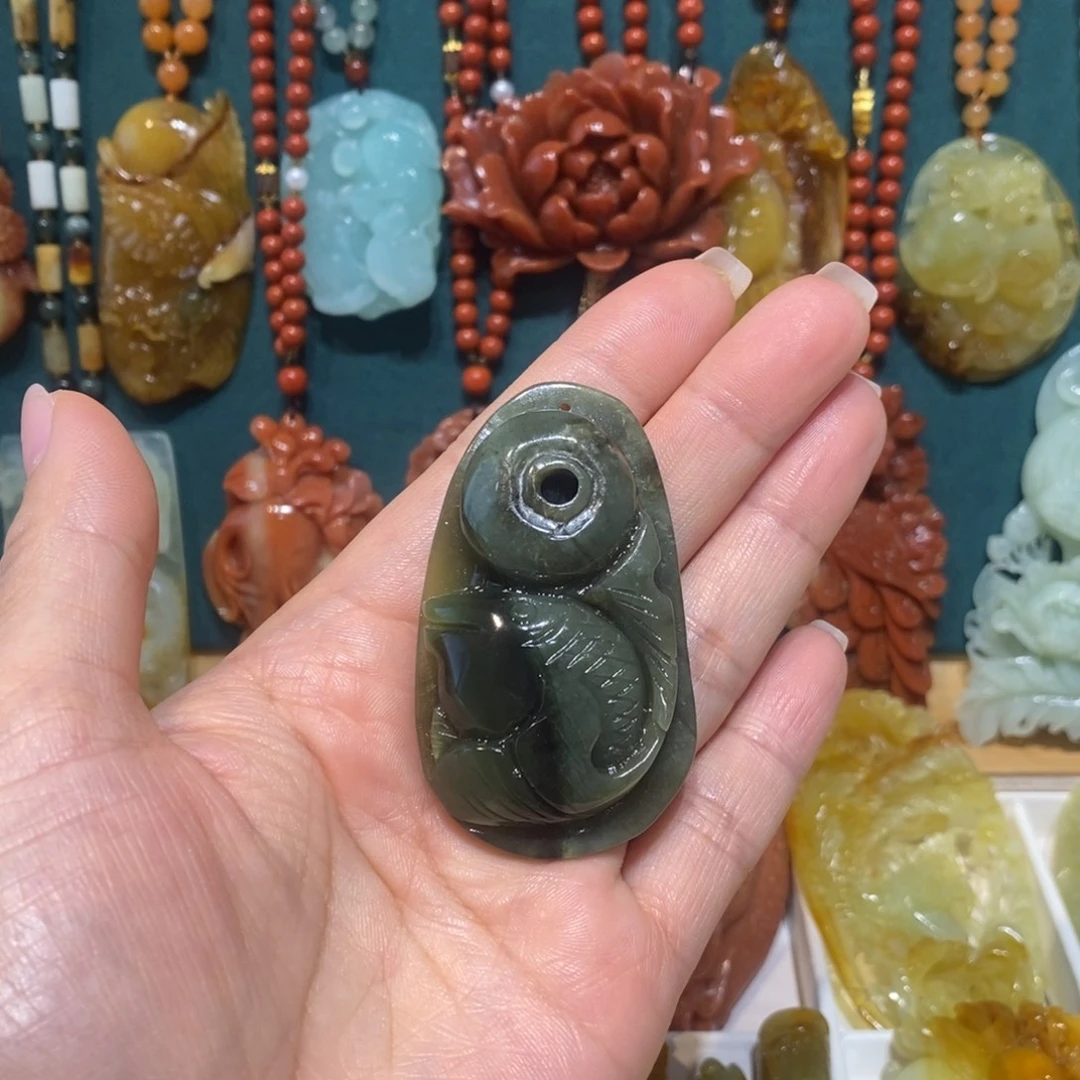 蛇纹石玉未镶嵌颈饰