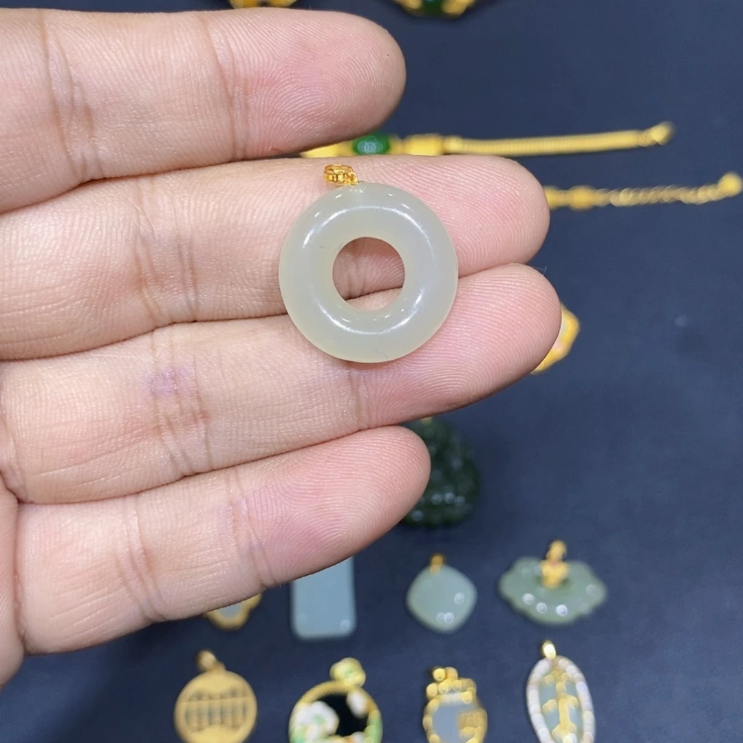 和田玉18K金镶嵌颈饰