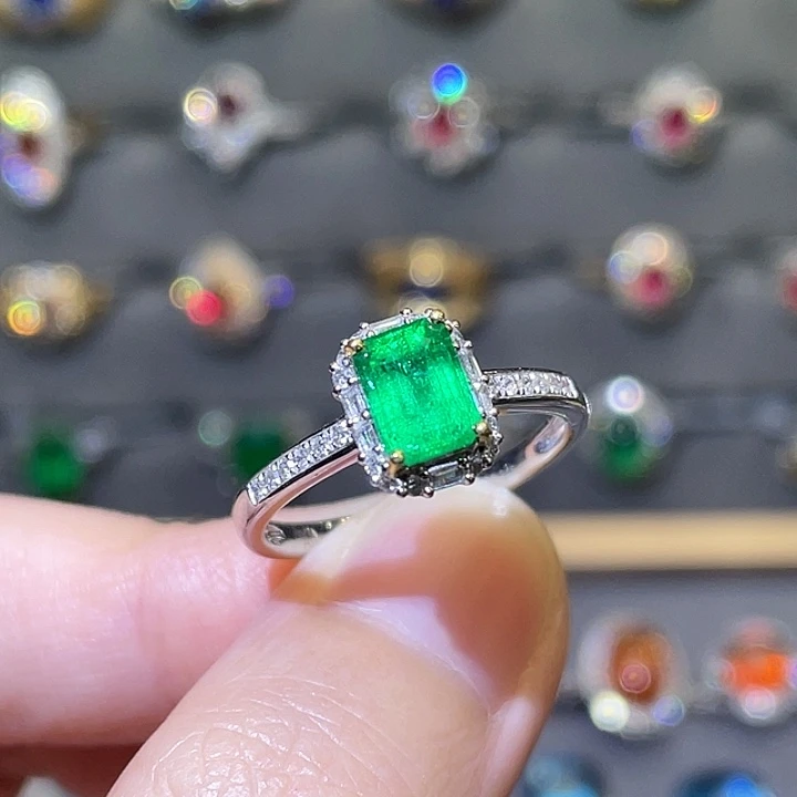 祖母绿戒指18K金镶嵌0.93克拉 艳绿