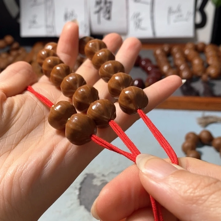 橄榄核手串15*15精品蒜头小铁核鸡血红14+2颗