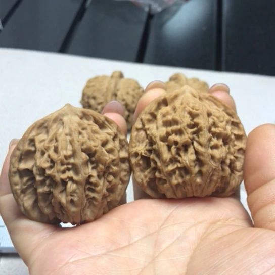 文玩核桃吊坠盘龙纹